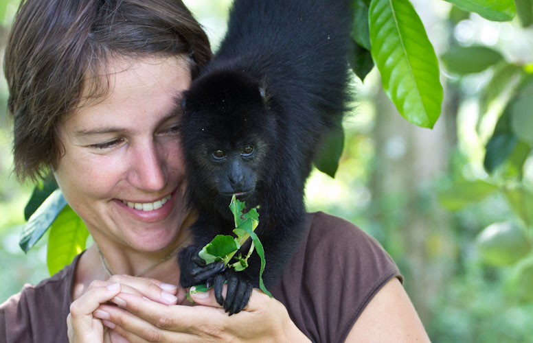 Feeding a howler monkey baby ... sooo cute :-)