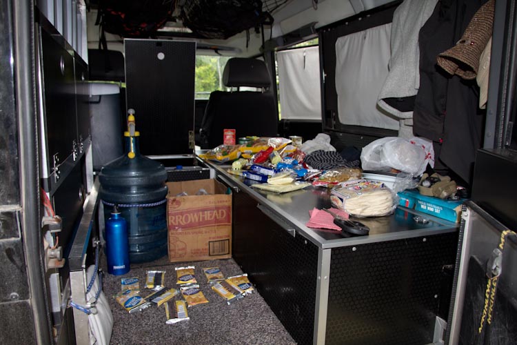 Ecuador: Mishualli - cleaning the car