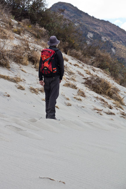 Ecuador: Quilatoa Crater - ... sandy tracks ...