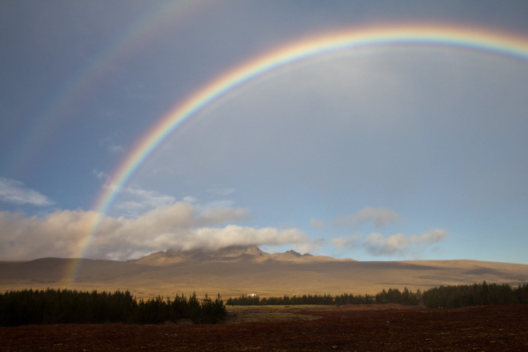 Ecuador: Ruta de los Volcanos - Rainbow in front of the Entrance