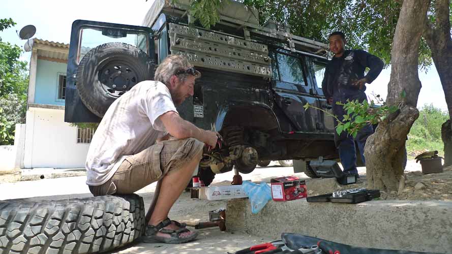 Colombia: Cartagena - working on the car