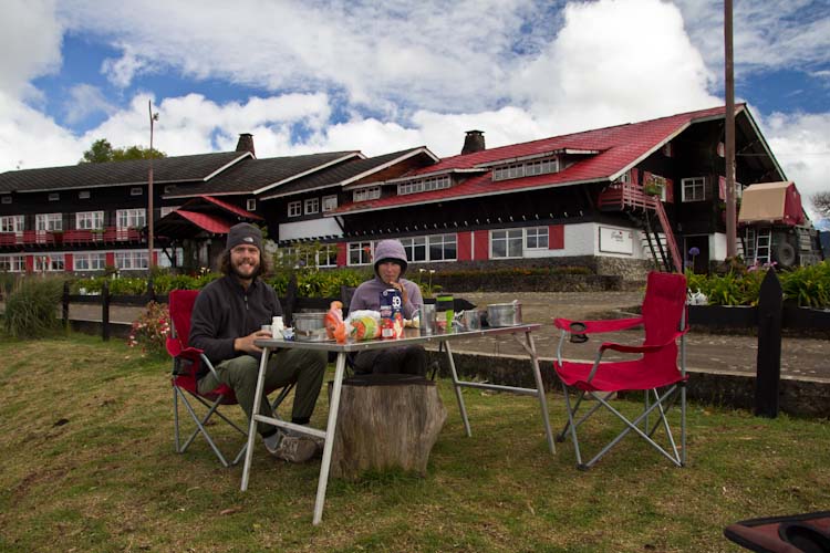 Colombia: Laguna La Pasto - Breakfast Time