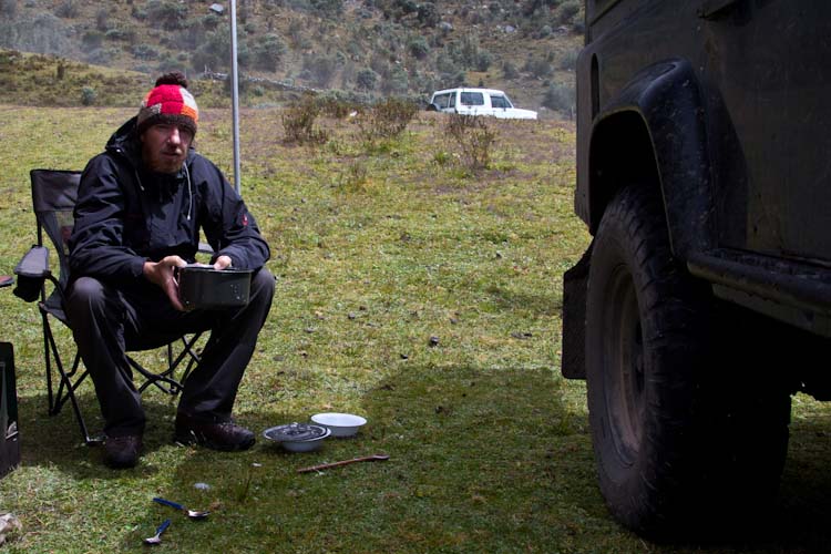 Colombia: Central Highlands - NP Cocuy: daily life with cleaning dishes