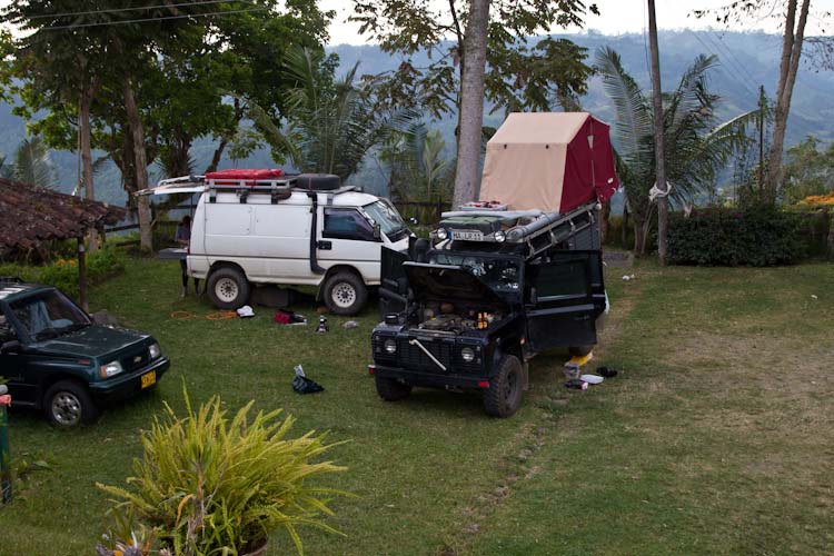 Colombia: Coffee Region - Salento: working on the car again