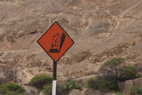 Peru: Canyon del Pato - Funny sign