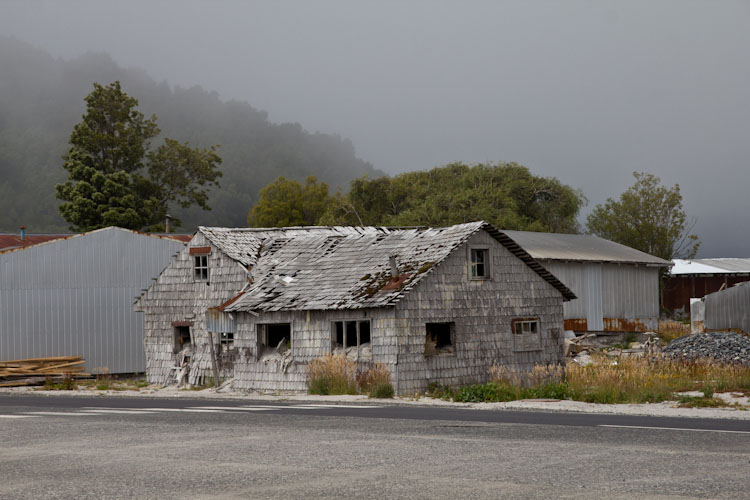 Chile: Carretera Austral - Chaiten: lost house