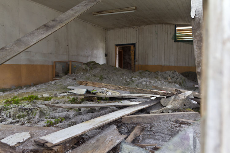 Chile: Carretera Austral - Chaiten: volcano ash in the houses