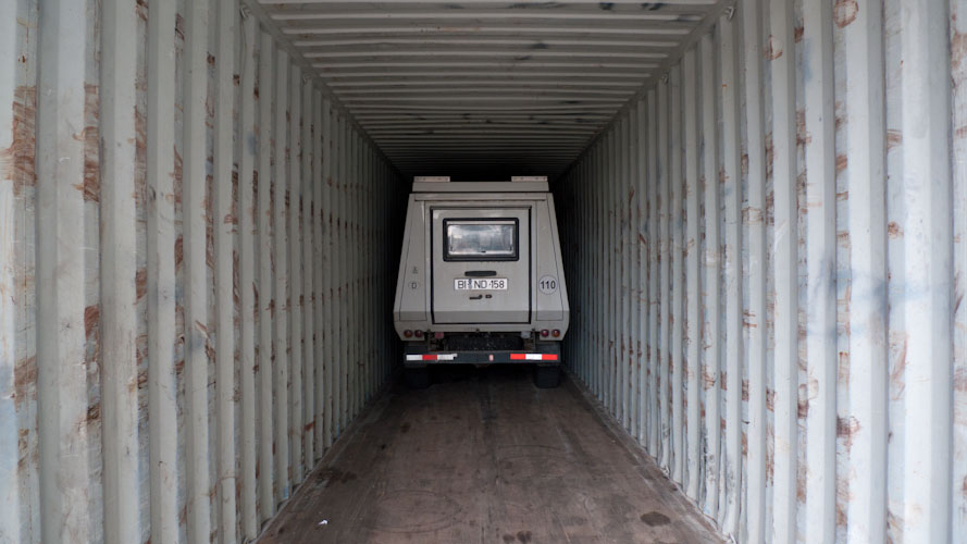 Uruguay: Montevideo - first car is loaded ...