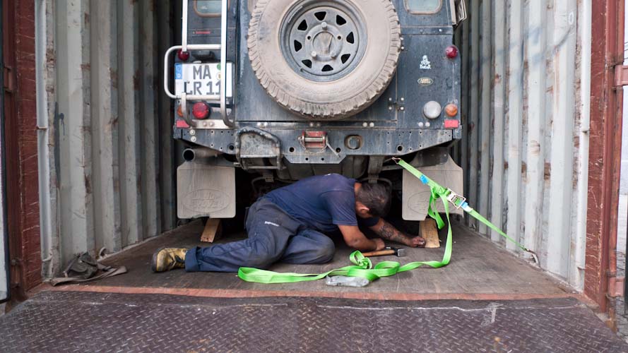 Uruguay: Montevideo - fixing the car