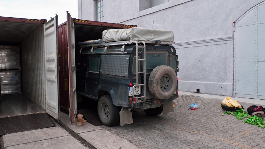 Uruguay: Montevideo - ... second car is nearly loaded ...