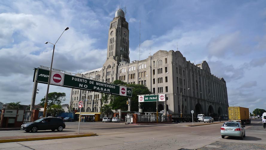 Uruguay: Montevideo - the port: waiting to get there