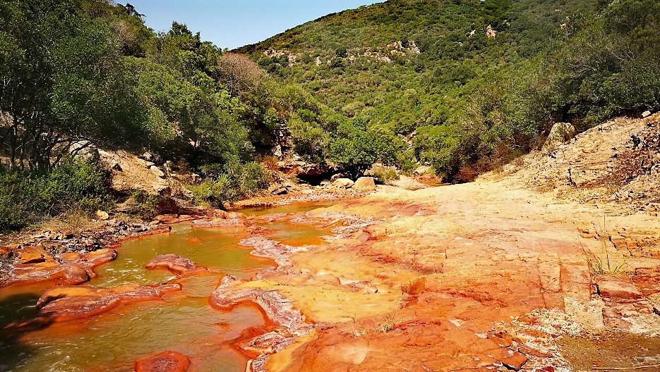 Roter Fluss bei Piscinas