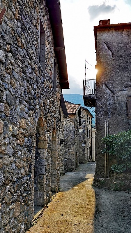 Suesse Gasse im Sonnenuntergang in Vagli Sotto