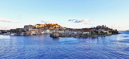 Ein letzter Blick auf Portoferraio im Sonnenaufgang